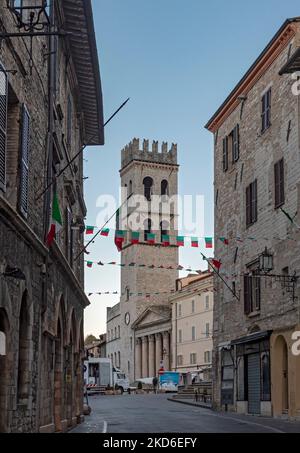 Torre del Popolo et Eglise de Santa Maria sopra Minerva, Piazza del Comune, Assise, Ombrie, Italie Banque D'Images