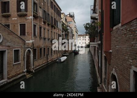 Vue sur le Rio Marin, quartier Campo de la Lana, à Venise, Italie, le 1 avril 2022. (Photo par Andrea Savorani Neri/NurPhoto) Banque D'Images