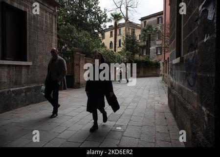 Passants dans les ruelles près de Campo San Polo, dans le centre historique de Venise, Italie, le 1 avril 2022. (Photo par Andrea Savorani Neri/NurPhoto) Banque D'Images