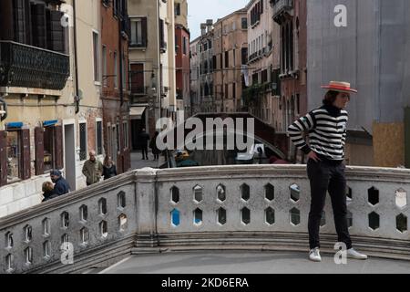 Un gondolier qui attend les clients sur le pont près de Campo dei Frari, dans le centre historique de Venise, en Italie, sur 1 avril 2022. (Photo par Andrea Savorani Neri/NurPhoto) Banque D'Images