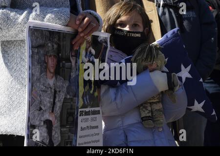 Une femme tient un panneau lors d'une conférence de presse sur la législation sur les Burn Pits, aujourd'hui sur 29 mars 2022 au Swamp du Sénat/Capitol Hill à Washington DC, Etats-Unis. (Photo de Lénine Nolly/NurPhoto) Banque D'Images