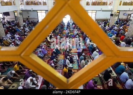 Les hommes musulmans s'assoient sans distanciation sociale pendant qu'ils écoutent le sermon pendant la prière du vendredi avant le ramadan du mois Saint à Klang, Malaisie sur 1 avril 2022. Le gouvernement malaisien a levé aujourd'hui la plupart des restrictions de Covid-19 et rouvert la frontière à l'entrée du pays dans les phases endémiques . (Photo de Zahim Mohd/NurPhoto) Banque D'Images