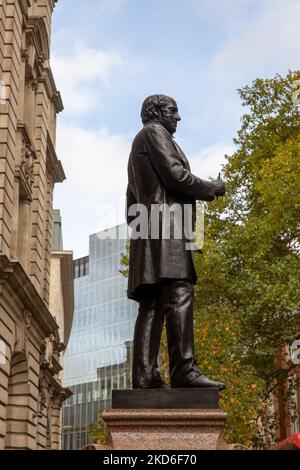 La statue de Sir Rowland Hill sur un piédestal à l'extérieur de l'ancien bâtiment King Edward de Londres Banque D'Images