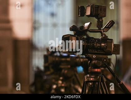 Caméras TV de divers médias attendant des politiciens du gouvernement péruvien en dehors de la présidence du Conseil des ministres (Presidencia del Consejo de Ministros) à Lima. Le vendredi 01 avril 2022, à Lima, au Pérou. (Photo par Artur Widak/NurPhoto) Banque D'Images