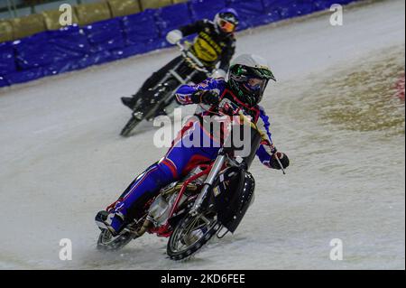 . Robert Irving (blanc) dirige Annica Karlsson (bleu) pendant le ROLOEF THIJS BOKAAL à Ice Rink Thialf, Heerenveen le vendredi 1st avril 2022. (Photo de Ian Charles/MI News/NurPhoto) Banque D'Images