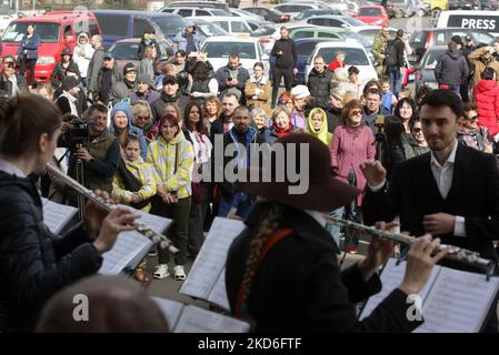 Les Ukrainiens assistent au concert de la Journée des Fools d'avril, dans le cadre de l'invasion de l'Ukraine par la Russie, dans la ville d'Odesa, en Ukraine, le 1 avril 2022. Le concert musical « Odesa Goes to Battle without drames » a eu lieu à l'entrée de la gare pour encourager les habitants et les résidents d'autres régions du pays qui sont évacués vers la ville. Les gens marchent à côté d'une maquette de la lumière improvisée 'Odesa tank', qui a été produite par des entreprises locales pendant le siège d'Odesa pendant la Seconde Guerre mondiale de 1941. (Photo par STR/NurPhoto) Banque D'Images