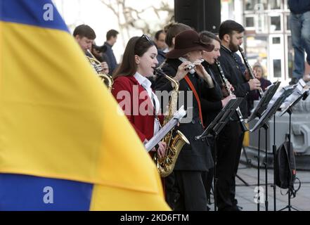 Les Ukrainiens assistent au concert de la Journée des Fools d'avril, dans le cadre de l'invasion de l'Ukraine par la Russie, dans la ville d'Odesa, en Ukraine, le 1 avril 2022. Le concert musical « Odesa Goes to Battle without drames » a eu lieu à l'entrée de la gare pour encourager les habitants et les résidents d'autres régions du pays qui sont évacués vers la ville. Les gens marchent à côté d'une maquette de la lumière improvisée 'Odesa tank', qui a été produite par des entreprises locales pendant le siège d'Odesa pendant la Seconde Guerre mondiale de 1941. (Photo par STR/NurPhoto) Banque D'Images