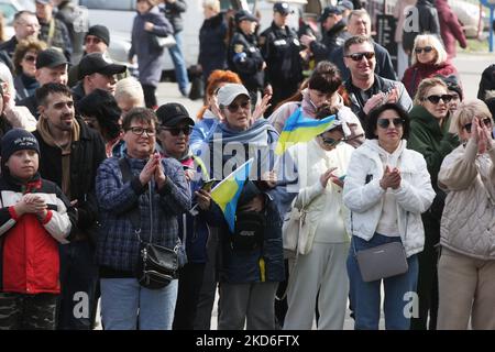 Les Ukrainiens assistent au concert de la Journée des Fools d'avril, dans le cadre de l'invasion de l'Ukraine par la Russie, dans la ville d'Odesa, en Ukraine, le 1 avril 2022. Le concert musical « Odesa Goes to Battle without drames » a eu lieu à l'entrée de la gare pour encourager les habitants et les résidents d'autres régions du pays qui sont évacués vers la ville. Les gens marchent à côté d'une maquette de la lumière improvisée 'Odesa tank', qui a été produite par des entreprises locales pendant le siège d'Odesa pendant la Seconde Guerre mondiale de 1941. (Photo par STR/NurPhoto) Banque D'Images