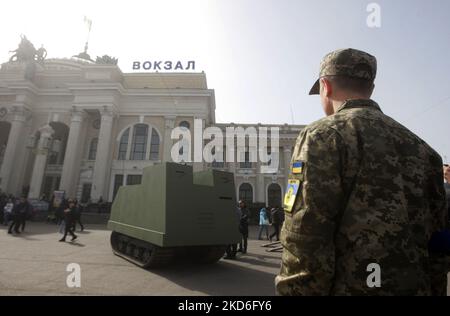 Les Ukrainiens assistent au concert de la Journée des Fools d'avril, dans le cadre de l'invasion de l'Ukraine par la Russie, dans la ville d'Odesa, en Ukraine, le 1 avril 2022. Le concert musical « Odesa Goes to Battle without drames » a eu lieu à l'entrée de la gare pour encourager les habitants et les résidents d'autres régions du pays qui sont évacués vers la ville. Les gens marchent à côté d'une maquette de la lumière improvisée 'Odesa tank', qui a été produite par des entreprises locales pendant le siège d'Odesa pendant la Seconde Guerre mondiale de 1941. (Photo par STR/NurPhoto) Banque D'Images