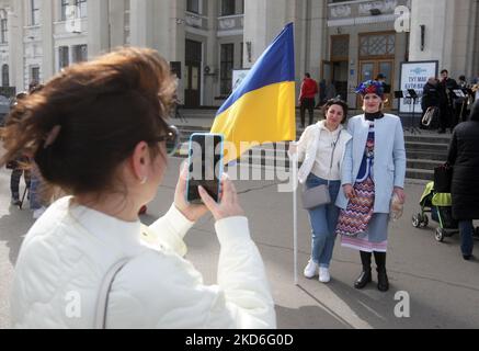 Les Ukrainiens assistent au concert de la Journée des Fools d'avril, dans le cadre de l'invasion de l'Ukraine par la Russie, dans la ville d'Odesa, en Ukraine, le 1 avril 2022. Le concert musical « Odesa Goes to Battle without drames » a eu lieu à l'entrée de la gare pour encourager les habitants et les résidents d'autres régions du pays qui sont évacués vers la ville. Les gens marchent à côté d'une maquette de la lumière improvisée 'Odesa tank', qui a été produite par des entreprises locales pendant le siège d'Odesa pendant la Seconde Guerre mondiale de 1941. (Photo par STR/NurPhoto) Banque D'Images