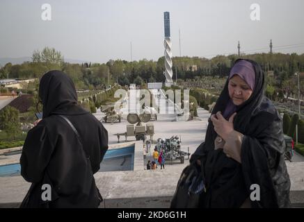 Deux femmes voilées se présentent sous forme de missiles dans le jardin du musée d’art, dans le nord de Téhéran, lors d’une cérémonie marquant la journée nationale iranienne en République islamique d’1 avril 2022. Le peuple iranien a voté oui lors d'un référendum pour le régime de la République islamique il y a quarante-trois ans. (Photo de Morteza Nikoubazl/NurPhoto) Banque D'Images