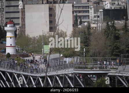 Le peuple iranien marche sur le pont nature dans le nord de Téhéran pendant le jour de Sizdah Bedar, également connu sous le nom de jour de la nature, sur 2 avril 2022. Sizdah Bedar, également connu sous le nom de la Journée de la nature, est un festival iranien qui se tient chaque année le treizième jour de Farvardin (le premier mois du calendrier iranien), où les gens passent du temps à l'extérieur et marquent la fin des vacances de Nowruz en Iran. Le gouvernement iranien a autorisé les gens à sortir de leur maison et à se rendre dans des lieux de plein air deux ans après la nouvelle épidémie de coronavirus (COVID-19) en Iran. (Photo de Morteza Nikoubazl/NurPhoto) Banque D'Images