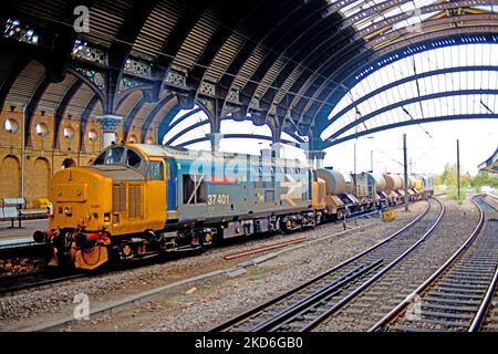 Classe 37401 Mary Queen of Scots à l'arrière du train de traitement de tête de rail à la gare de York, Angleterre Banque D'Images