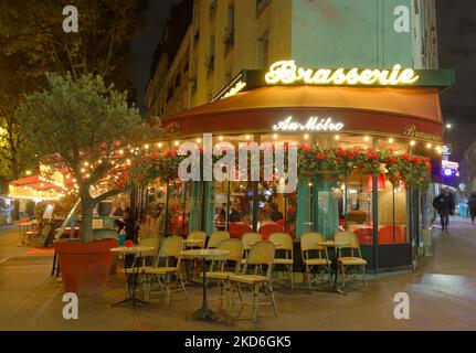 Paris, France-04 novembre 2022 : le Métro au est un restaurant français alliant tradition et modernité situé près du Bois de Vincennes en 12th Banque D'Images