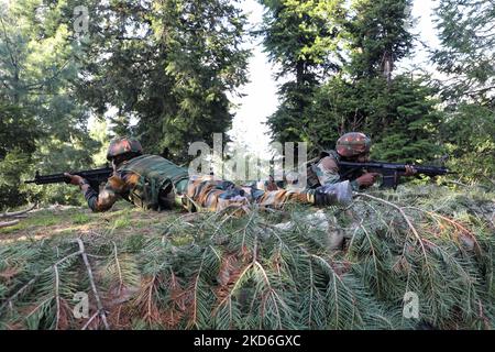 Les soldats de l'armée indienne prennent des positions à un poste avancé à la ligne de contrôle du LOC à Uri, Baramulla, Jammu-et-Cachemire, Inde, le 02 avril 2022. La ligne de contrôle (LOC) est une ligne de contrôle militaire entre l'Inde et le Pakistan (photo de Nasir Kachroo/NurPhoto) Banque D'Images