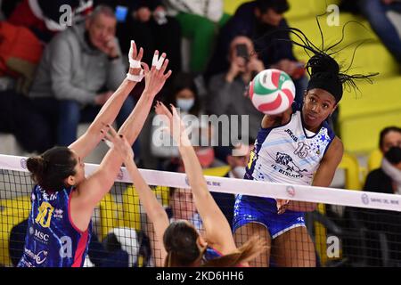 Sylvia Nwakalor (il Bisonte Firenze) pendant le Volleyball Italien série A1 femmes Match Savino Del Bene Scandicci vs il Bisonte Firenze on 02 avril 2022 at the PalaRialdoli in Scandicci (FI), Italie (photo de Lisa Guglielmi/LiveMedia/NurPhoto) Banque D'Images