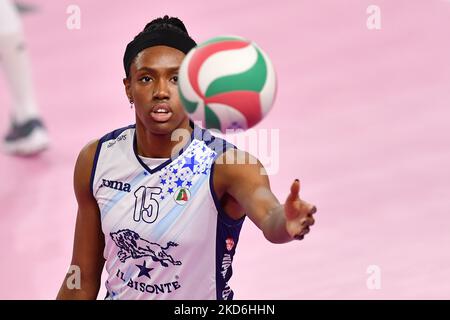 Sylvia Nwakalor (il Bisonte Firenze) pendant le Volleyball Italien série A1 femmes Match Savino Del Bene Scandicci vs il Bisonte Firenze on 02 avril 2022 at the PalaRialdoli in Scandicci (FI), Italie (photo de Lisa Guglielmi/LiveMedia/NurPhoto) Banque D'Images