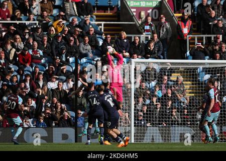 Ederson de Manchester City fait des économies lors du match de la Premier League entre Burnley et Manchester City à Turf Moor, Burnley, le samedi 2nd avril 2022. (Photo de Pat Scaasi/MI News/NurPhoto) Banque D'Images