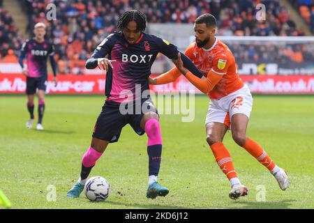 Djed Spence de Nottingham Forest combat avec CJ Hamilton de Blackpool lors du match de championnat Sky Bet entre Blackpool et Nottingham Forest à Bloomfield Road, Blackpool, le samedi 2nd avril 2022. (Photo de Jon Hobley/MI News/NurPhoto) Banque D'Images