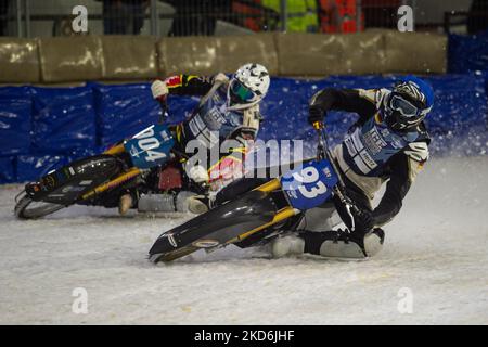 HEERENVEEN, T.-N.-L. Franz Mayerbüchler (93) (Bleu) à l'intérieur de Joakim Söderström (904) (blanc) lors de la finale du Championnat du monde des gladiateurs FIM Ice Speedway 3 à Ice Rink Thialf, Heerenveen, le samedi 2 avril 2022. (Photo de Ian Charles/MI News/NurPhoto) Banque D'Images