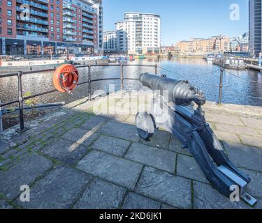 Canon à l'ancien Clarence Dock Leeds.Royal Armouries Museum Leeds Dock (anciennement New Dock et anciennement Clarence Dock) est un développement mixte . Banque D'Images