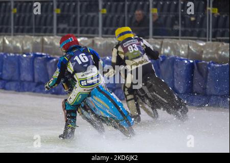 HEERENVEEN, T.-N.-L. Luca Bauer (16) (Rouge) à l'intérieur de Franz Mayerbüchler (93) (jaune) lors de la finale du Championnat du monde de gladiateurs FIM Ice Speedway 3 à Ice Rink Thialf, Heerenveen, le samedi 2 avril 2022. (Photo de Ian Charles/MI News/NurPhoto) Banque D'Images