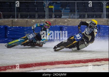 HEERENVEEN, T.-N.-L. Franz Mayerbüchler (93) (jaune) à l'intérieur de Luca Bauer (16) (rouge) lors de la finale du Championnat du monde des gladiateurs FIM Ice Speedway 3 à Ice Rink Thialf, Heerenveen, le samedi 2 avril 2022. (Photo de Ian Charles/MI News/NurPhoto) Banque D'Images