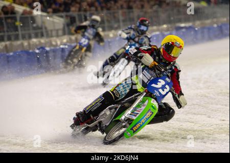 HEERENVEEN, T.-N.-L. Johann Weber (33) (jaune) dirige Max Koigula (24) (rouge) et Franz Mayerbüchler (93) (blanc) lors de la finale du Championnat du monde des gladiateurs FIM Ice Speedway 3 à Ice Rink Thialf, Heerenveen, le samedi 2 avril 2022. (Photo de Ian Charles/MI News/NurPhoto) Banque D'Images