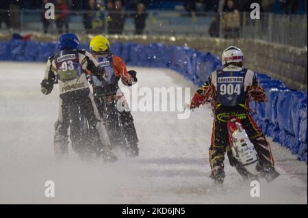 HEERENVEEN, T.-N.-L. Joakim Söderström (904) c Franz Mayerbüchler (93) et Aki Ala-Riihimäki (8) lors de la finale du Championnat du monde des gladiateurs FIM Ice Speedway 3 à Ice Rink Thialf, Heerenveen, le samedi 2 avril 2022. (Photo de Ian Charles/MI News/NurPhoto) Banque D'Images