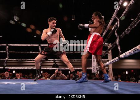 Léger Joshua James Pagan (2-0, 2KOs, Grand Rapids, MI) fait un travail rapide de Calvin Glover (0-5, Chicago, il), le battant par knock-out à la marque de 1:36 minutes dans le premier tour à l'événement professionnel de boxe de Detroit Brawl organisé au Ford Community and Performing Arts Center à Dearborn, Michigan sur 2 avril 2022. (Photo par Adam J. Dewey/NurPhoto) Banque D'Images