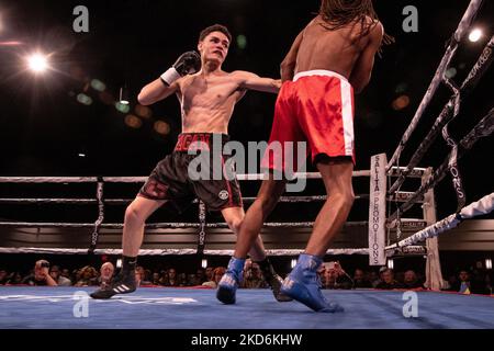 Léger Joshua James Pagan (2-0, 2KOs, Grand Rapids, MI) fait un travail rapide de Calvin Glover (0-5, Chicago, il), le battant par knock-out à la marque de 1:36 minutes dans le premier tour à l'événement professionnel de boxe de Detroit Brawl organisé au Ford Community and Performing Arts Center à Dearborn, Michigan sur 2 avril 2022. (Photo par Adam J. Dewey/NurPhoto) Banque D'Images