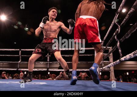 Léger Joshua James Pagan (2-0, 2KOs, Grand Rapids, MI) fait un travail rapide de Calvin Glover (0-5, Chicago, il), le battant par knock-out à la marque de 1:36 minutes dans le premier tour à l'événement professionnel de boxe de Detroit Brawl organisé au Ford Community and Performing Arts Center à Dearborn, Michigan sur 2 avril 2022. (Photo par Adam J. Dewey/NurPhoto) Banque D'Images