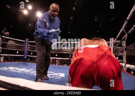 Léger Joshua James Pagan (2-0, 2KOs, Grand Rapids, MI) fait un travail rapide de Calvin Glover (0-5, Chicago, il), le battant par knock-out à la marque de 1:36 minutes dans le premier tour à l'événement professionnel de boxe de Detroit Brawl organisé au Ford Community and Performing Arts Center à Dearborn, Michigan sur 2 avril 2022. (Photo par Adam J. Dewey/NurPhoto) Banque D'Images