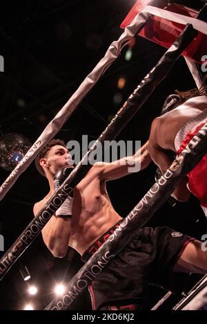 Léger Joshua James Pagan (2-0, 2KOs, Grand Rapids, MI) fait un travail rapide de Calvin Glover (0-5, Chicago, il), le battant par knock-out à la marque de 1:36 minutes dans le premier tour à l'événement professionnel de boxe de Detroit Brawl organisé au Ford Community and Performing Arts Center à Dearborn, Michigan sur 2 avril 2022. (Photo par Adam J. Dewey/NurPhoto) Banque D'Images