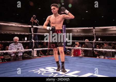 Léger Joshua James Pagan (2-0, 2KOs, Grand Rapids, MI) fait un travail rapide de Calvin Glover (0-5, Chicago, il), le battant par knock-out à la marque de 1:36 minutes dans le premier tour à l'événement professionnel de boxe de Detroit Brawl organisé au Ford Community and Performing Arts Center à Dearborn, Michigan sur 2 avril 2022. (Photo par Adam J. Dewey/NurPhoto) Banque D'Images