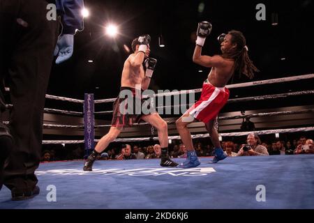 Léger Joshua James Pagan (2-0, 2KOs, Grand Rapids, MI) fait un travail rapide de Calvin Glover (0-5, Chicago, il), le battant par knock-out à la marque de 1:36 minutes dans le premier tour à l'événement professionnel de boxe de Detroit Brawl organisé au Ford Community and Performing Arts Center à Dearborn, Michigan sur 2 avril 2022. (Photo par Adam J. Dewey/NurPhoto) Banque D'Images