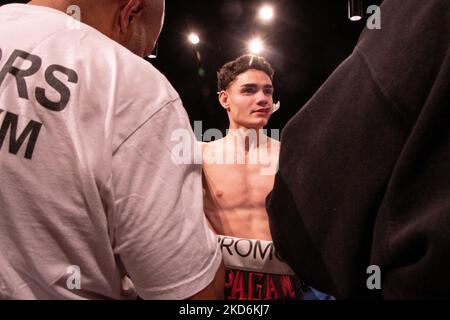 Léger Joshua James Pagan (2-0, 2KOs, Grand Rapids, MI) fait un travail rapide de Calvin Glover (0-5, Chicago, il), le battant par knock-out à la marque de 1:36 minutes dans le premier tour à l'événement professionnel de boxe de Detroit Brawl organisé au Ford Community and Performing Arts Center à Dearborn, Michigan sur 2 avril 2022. (Photo par Adam J. Dewey/NurPhoto) Banque D'Images