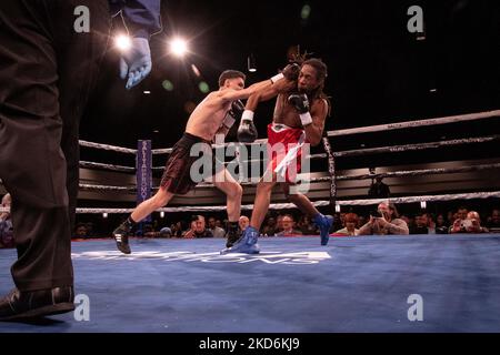 Léger Joshua James Pagan (2-0, 2KOs, Grand Rapids, MI) fait un travail rapide de Calvin Glover (0-5, Chicago, il), le battant par knock-out à la marque de 1:36 minutes dans le premier tour à l'événement professionnel de boxe de Detroit Brawl organisé au Ford Community and Performing Arts Center à Dearborn, Michigan sur 2 avril 2022. (Photo par Adam J. Dewey/NurPhoto) Banque D'Images