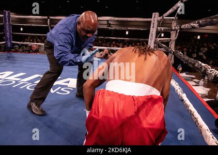 Léger Joshua James Pagan (2-0, 2KOs, Grand Rapids, MI) fait un travail rapide de Calvin Glover (0-5, Chicago, il), le battant par knock-out à la marque de 1:36 minutes dans le premier tour à l'événement professionnel de boxe de Detroit Brawl organisé au Ford Community and Performing Arts Center à Dearborn, Michigan sur 2 avril 2022. (Photo par Adam J. Dewey/NurPhoto) Banque D'Images