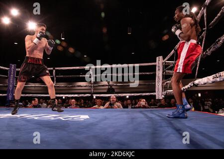 Léger Joshua James Pagan (2-0, 2KOs, Grand Rapids, MI) fait un travail rapide de Calvin Glover (0-5, Chicago, il), le battant par knock-out à la marque de 1:36 minutes dans le premier tour à l'événement professionnel de boxe de Detroit Brawl organisé au Ford Community and Performing Arts Center à Dearborn, Michigan sur 2 avril 2022. (Photo par Adam J. Dewey/NurPhoto) Banque D'Images