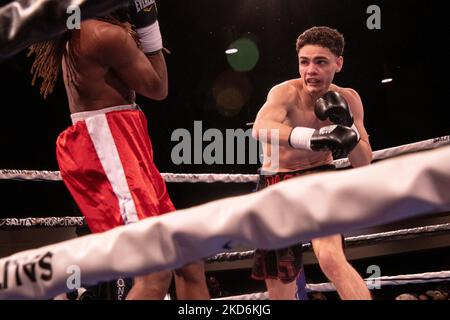 Léger Joshua James Pagan (2-0, 2KOs, Grand Rapids, MI) fait un travail rapide de Calvin Glover (0-5, Chicago, il), le battant par knock-out à la marque de 1:36 minutes dans le premier tour à l'événement professionnel de boxe de Detroit Brawl organisé au Ford Community and Performing Arts Center à Dearborn, Michigan sur 2 avril 2022. (Photo par Adam J. Dewey/NurPhoto) Banque D'Images