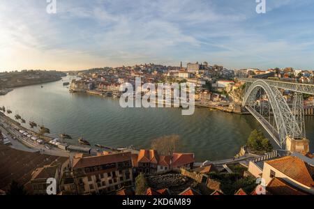 Vue panoramique de Porto Skyline avec le fleuve Douro et le pont Dom Luis I - Porto, Portugal Banque D'Images