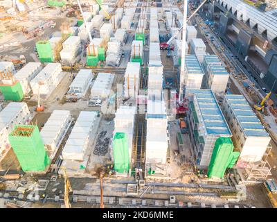 L'installation d'isolement de Kai Tak vu par drone. Quelques unités à droite semblent être presque terminées et semblent montrer des cabines empilées sur 3 niveaux. (Photo de Marc Fernandes/NurPhoto) Banque D'Images