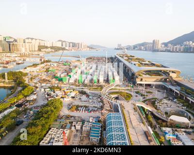 L'installation d'isolement de Kai Tak et le terminal de croisière de Kai Tak (qui a également été transformé en hôpital temporaire) vus par drone. (Photo de Marc Fernandes/NurPhoto) Banque D'Images