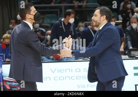 Antimo Martino (entraîneur-chef de Fortitudo Kigili Bologna) et Paolo Galbiati (entraîneur-chef de Vanoli panier Cremona) pendant la série A1 italien LBA basketball championnat match Kigili Fordo Bologna vs. Vanoli panier Cremona au palais sportif de Paladozza (photo de Michele Nucci/LiveMedia/NurPhoto) Banque D'Images