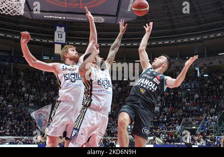 Matteo Spagnolo (Vanoli basket Cremona) (R) contrecarré par James Feldeine (Fortitudo Kigili Bologna) lors de la série A1 italien LBA basketball championnat match Kigili Fortitudo Bologna vs. Vanoli panier Cremona au palais sportif de Paladozza (photo de Michele Nucci/LiveMedia/NurPhoto) Banque D'Images