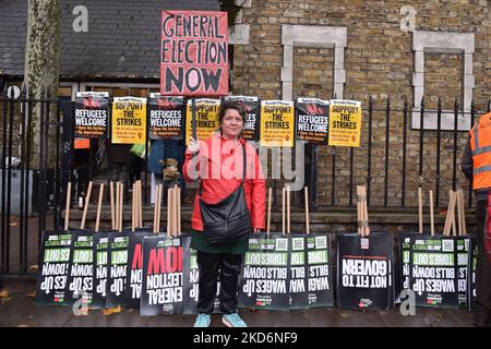 Londres, Angleterre, Royaume-Uni. 5th novembre 2022. Des manifestants anti-gouvernement et anti-tories se sont rassemblés à Embankment et ont défilé à Westminster pour demander des élections générales. (Image de crédit : © Thomas Krych/ZUMA Press Wire) Banque D'Images