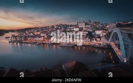 Porto Skyline avec le fleuve Douro et le pont Dom Luis I au coucher du soleil - Porto, Portugal Banque D'Images