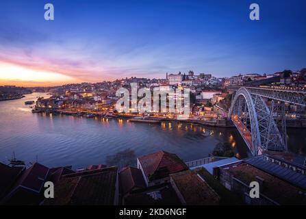 Illuminé Porto Skyline avec le fleuve Douro et le pont Dom Luis I au coucher du soleil - Porto, Portugal Banque D'Images