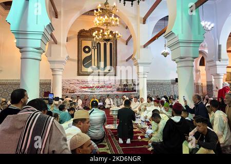 Le peuple musulman lors d'un festival religieux à Moulay Idriss II Banque D'Images